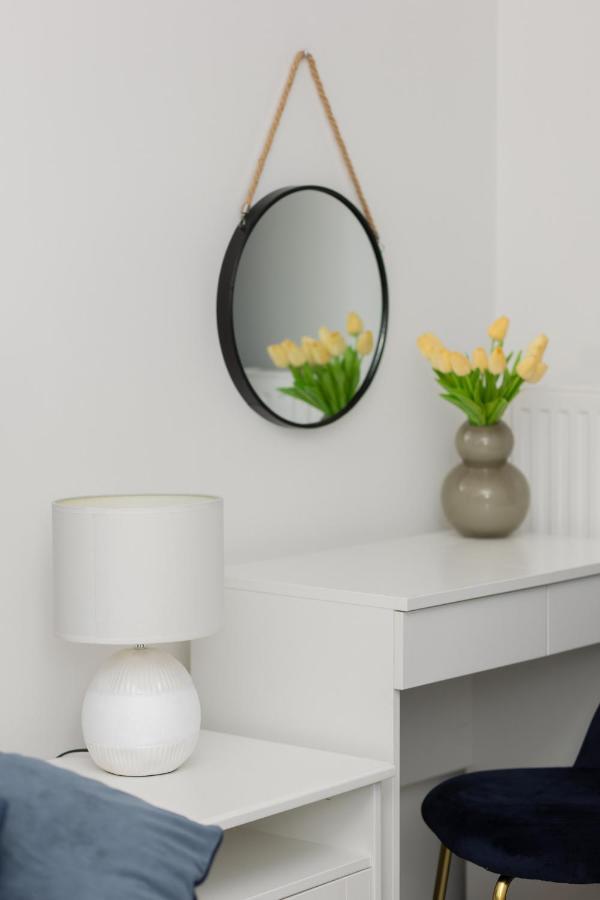 Cozy Apartment With Parking Bakalarska By Noclegi Renters Warschau Buitenkant foto